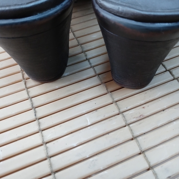 Clarks Bendables women's brown leather mule clogs. 2" heel.  Brass Studs and buc - Picture 7 of 11